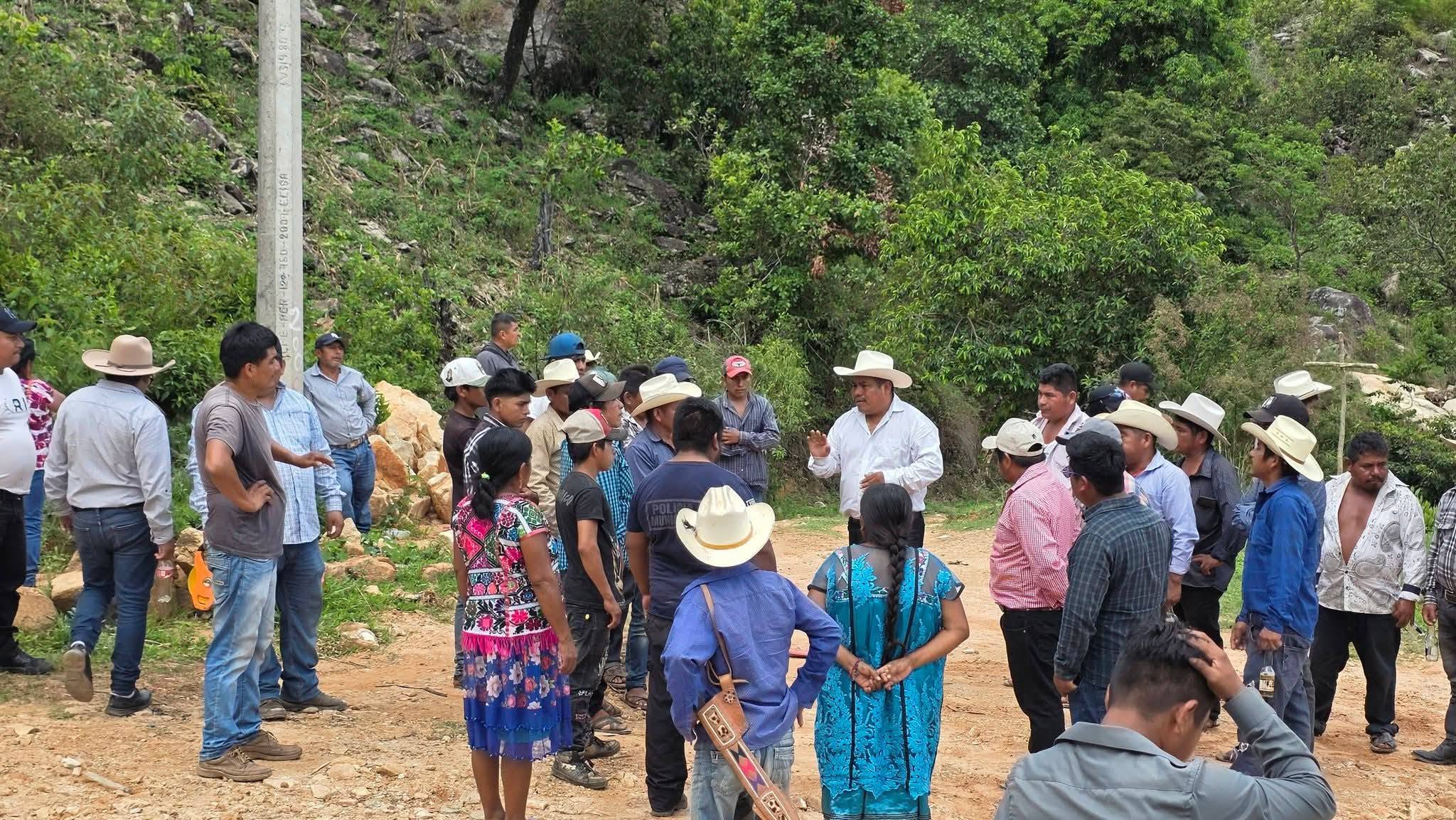 Obras, presidente municipal de Cochoapa el Grande, inició con importantes obras en los pueblos de su municipio.