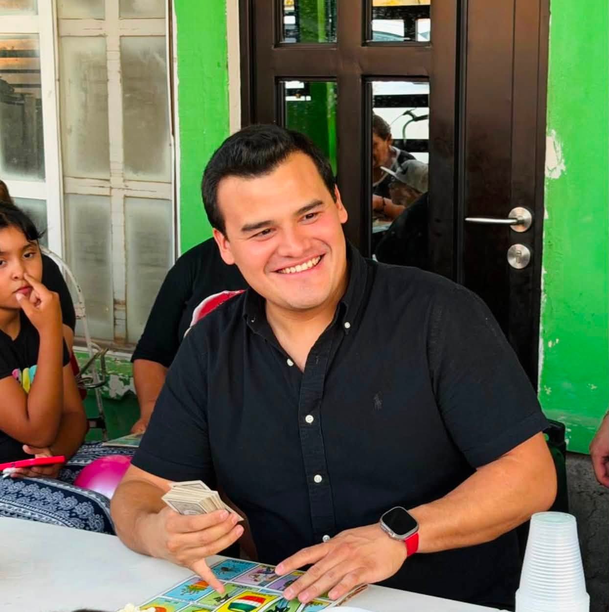 Luis Ortiz Zorrilla durante un diálogo con vecinos de Torreón en una jornada de convivencia ciudadana.