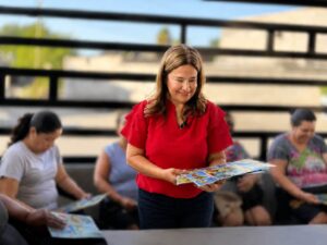 Lucía Zorrilla recorre La Laguna durante un encuentro de convivencia social del PT Coahuila.