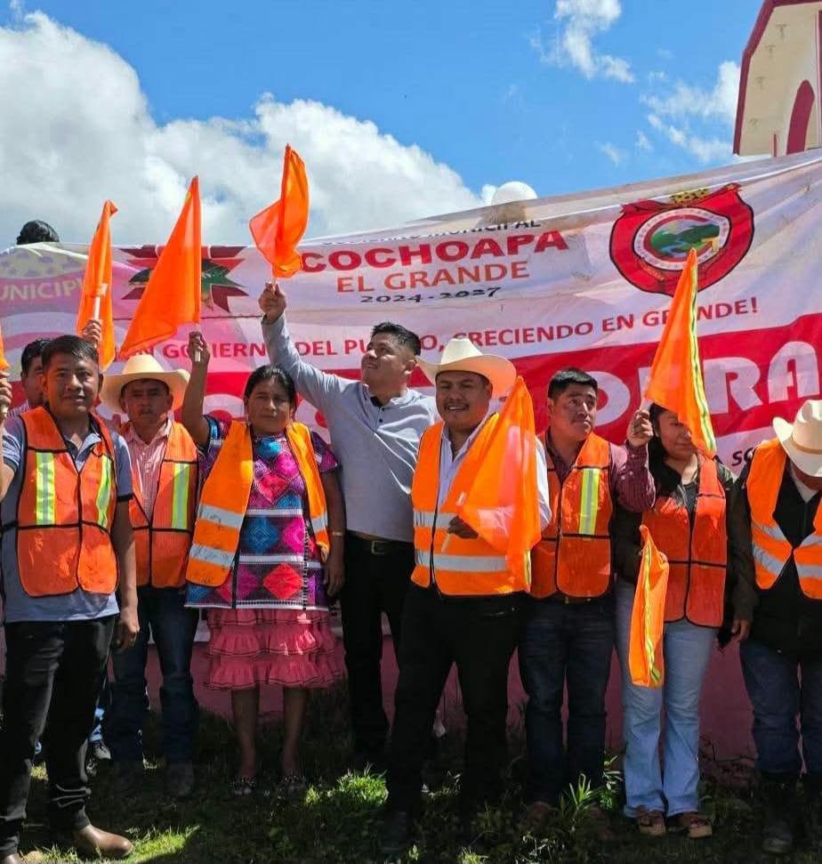 De manera incansable Javier Gálvez García, sigue construyendo obras en Cochoapa el Grande