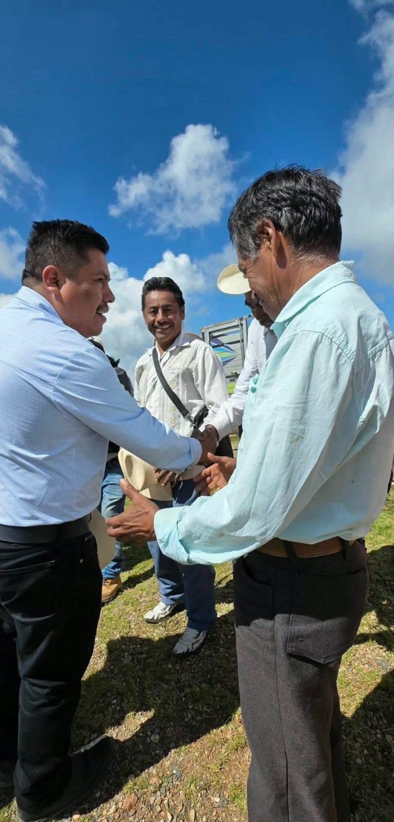 De manera incansable Javier Gálvez García, sigue construyendo obras en Cochoapa el Grande