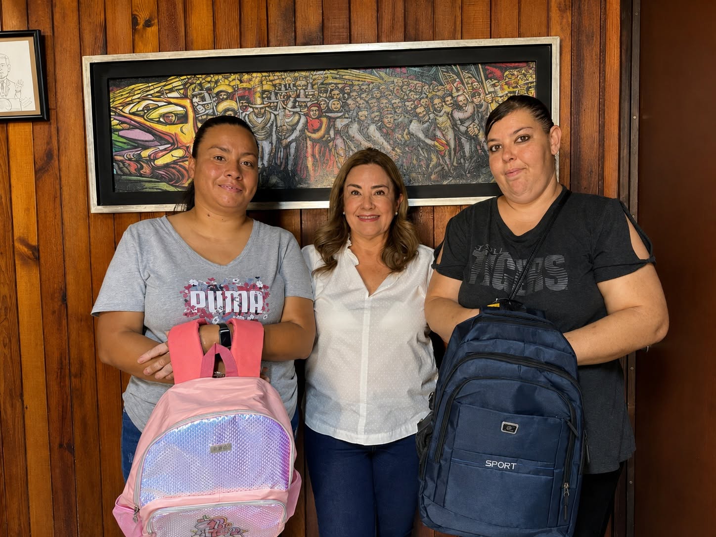 Lucía Zorrilla durante la entrega de mochilas en Torreón a familias beneficiadas