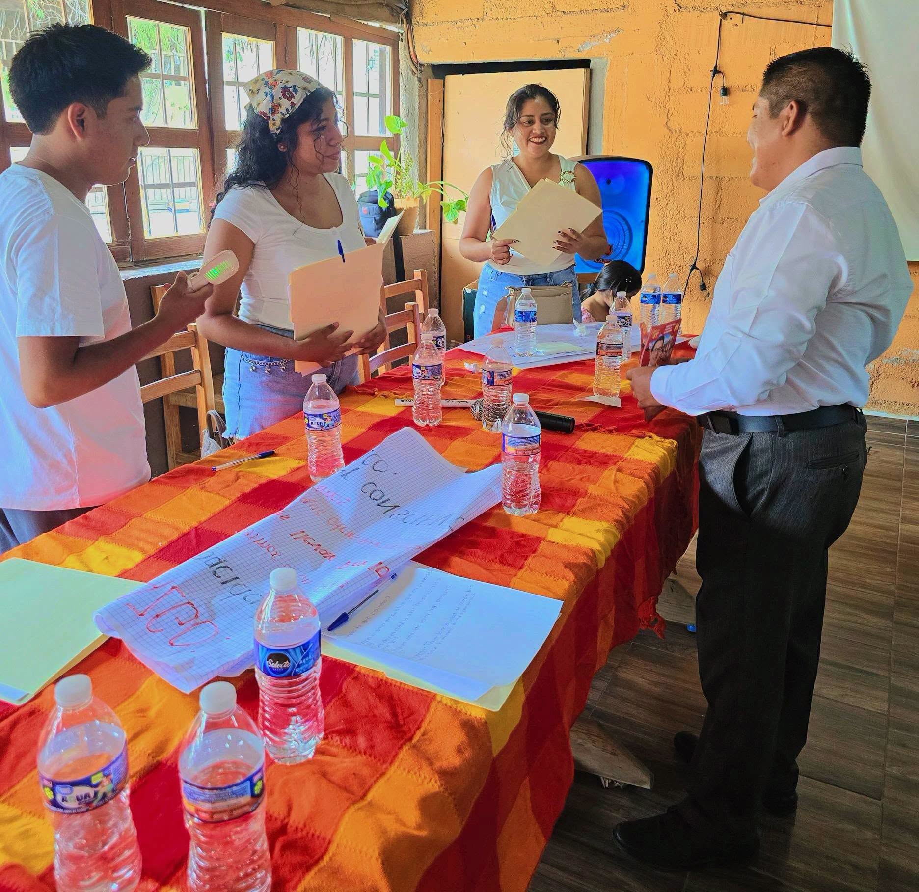 El regidor petista, en convivencia con jóvenes que asistieron al taller " Liderazgo Juvenil ".