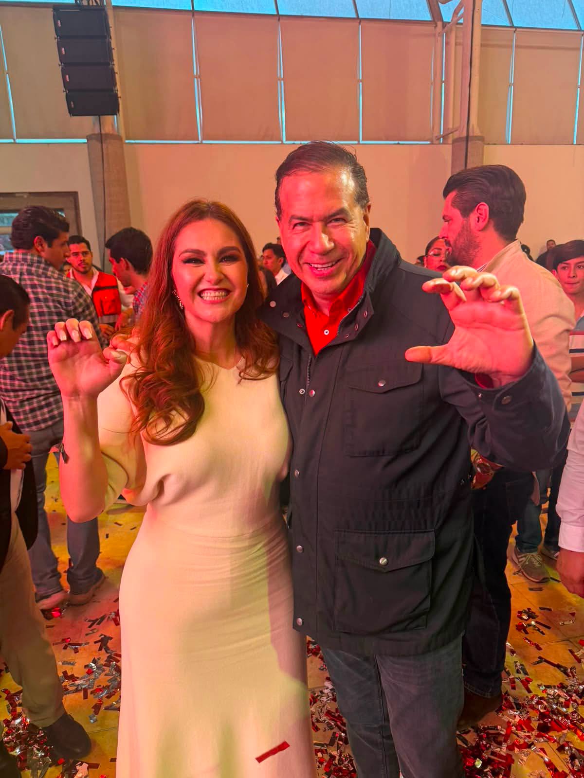 Ricardo Mejía acompaña a Geovanna Bañuelos en Zacatecas durante la Asamblea Informativa en Defensa de la Transformación.