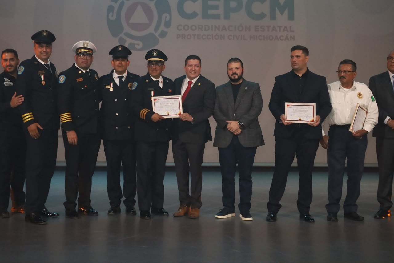 Vicente Gómez Núñez entrega reconocimientos a corporaciones de bomberos de Michoacán en el Día de la Bombera y el Bombero