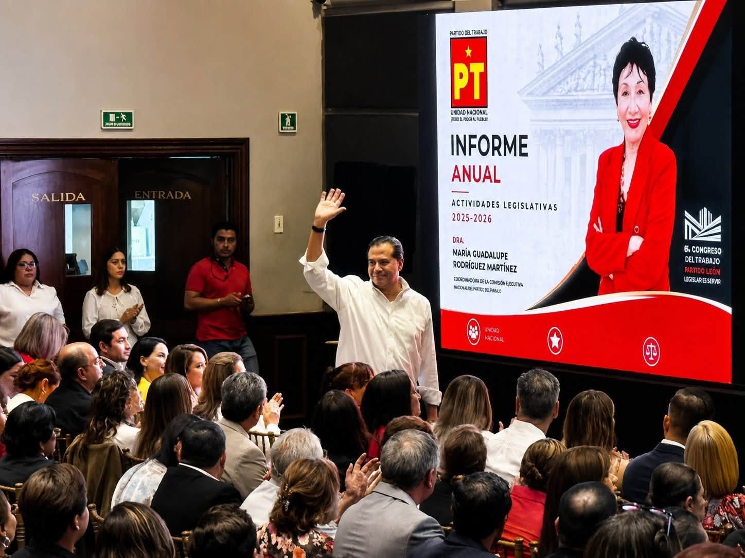 Ricardo Mejía y Lupita Rodríguez durante el Informe de Actividades Legislativas de la diputada local del Partido del Trabajo