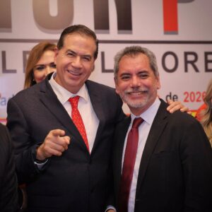 Ricardo Mejía Berdeja dialoga con el secretario de Hacienda, Édgar Amador Zamora, durante la plenaria de legisladores del Partido del Trabajo sobre la economía de Coahuila y la inversión federal.