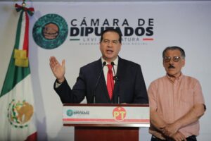 Ricardo Mejía Berdeja durante conferencia de prensa en la Cámara de Diputados donde denunció presuntas irregularidades judiciales en Coahuila.