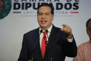 Ricardo Mejía Berdeja presenta ante la Cámara de Diputados una demanda de juicio político contra el gobernador Manolo Jiménez y el fiscal Federico Fernández.