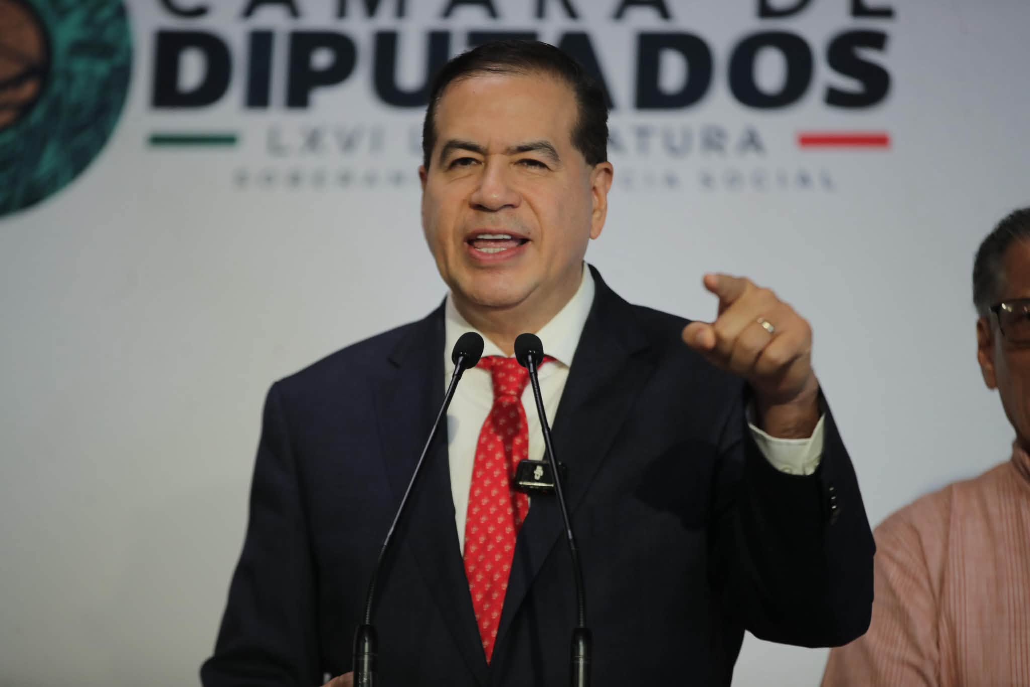 Ricardo Mejía Berdeja presenta ante la Cámara de Diputados una demanda de juicio político contra el gobernador Manolo Jiménez y el fiscal Federico Fernández.
