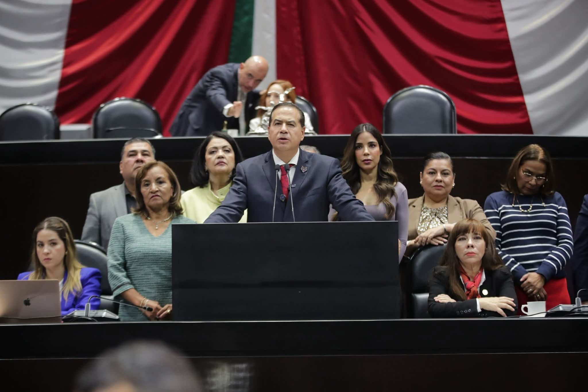 Personas buscan oportunidades laborales ante el incremento del desempleo en Coahuila durante el segundo trimestre de 2026.